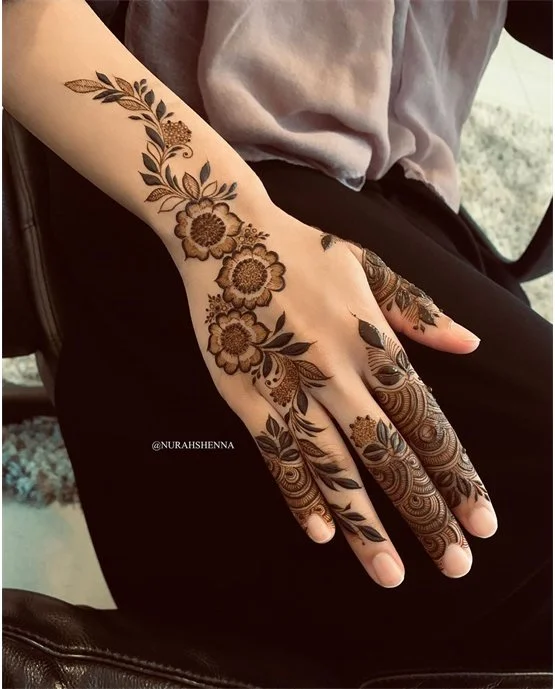 Pretty Layout Using Drape Back Hand Mehndi Design